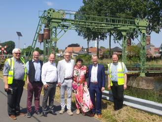 Minister Diependaele neemt stoomtrein om ‘Brug van Balgerhoeke’ te bezoeken