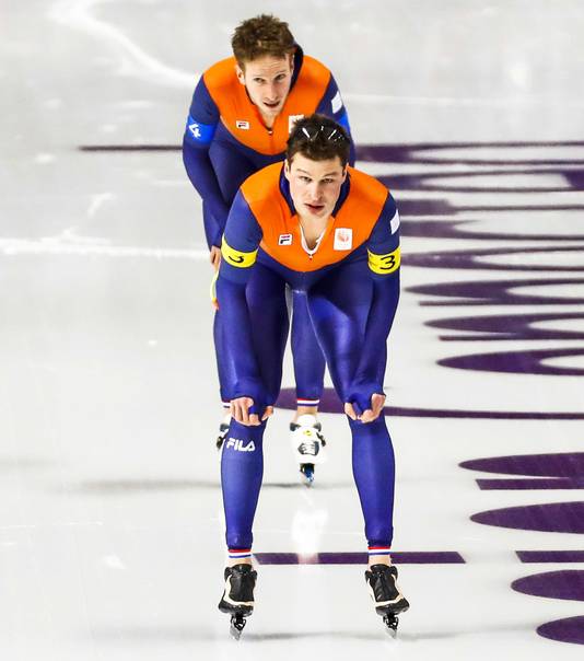 2018-02-21 12:31:49 GANGNEUNG - Sven Kramer (voor) en Jan Blokhuijsen (achter) na afloop van hun rit in de halve finale van de ploegenachtervolging in de Gangneung Oval tijdens de Olympische Winterspelen van Pyeongchang. ANP KOEN VAN WEEL