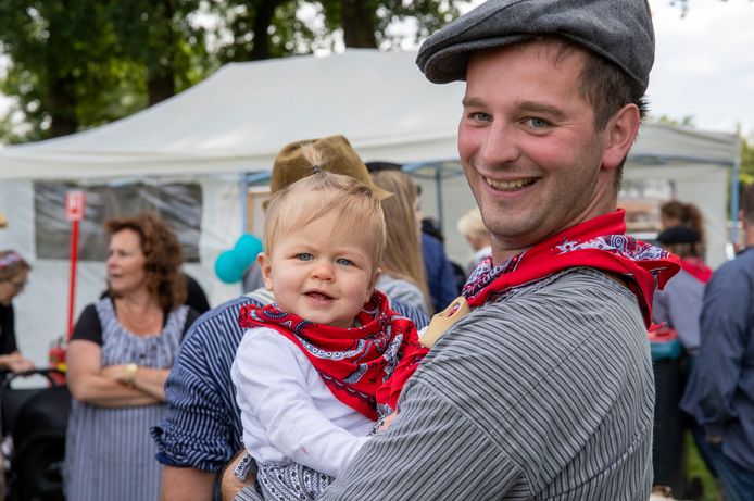 Gerwin Klaassen is met zijn negen maanden oude dochter Lyana en vrouw Melissa op het evenemententerrein van de Oud-Lunterse Dag in Lunteren. Voor Lyana is het haar eerste editie van het dorpsfeest.