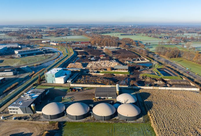 Dronefoto van het industrieterrein Zenkeldamshoek in Goor, waarop Groen Gas Goor zichtbaar is.