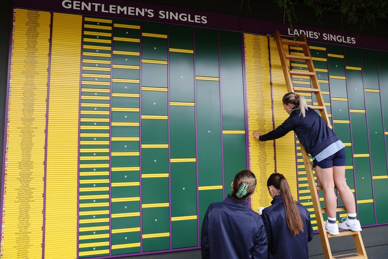 Het groene bord bij Wimbledon waarop in gouden letters de namen van alle kampioenen staan. Beeld Reuters