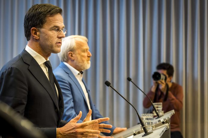 Premier Mark Rutte roept op te stoppen met handen schudden om verspreiding van het coronavirus tegen te gaan