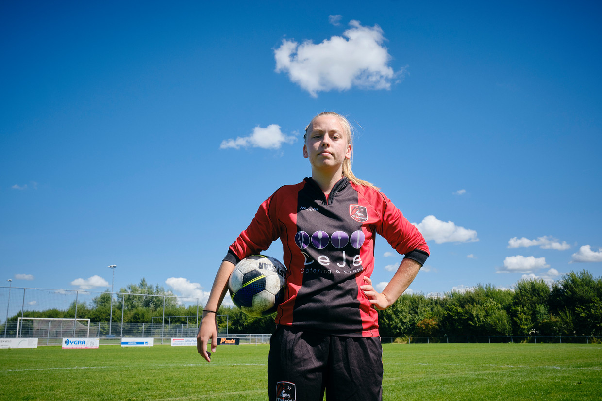 Ellen Fokkema (19) van voetbalvereniging Foarút mag komend seizoen als eerste vrouw in Nederland in een eerste elftal in de mannencompetitie meedoen. Beeld Sjaak Verboom