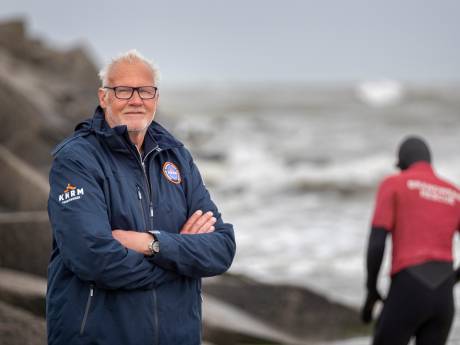Aan deze omgekomen Scheveningse vissers wordt laatste eer bewezen: ‘Waarschijnlijk op zeemijn gelopen’