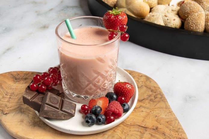 Yoghurtsmoothie met limoen, aardbei en sinaasappel.