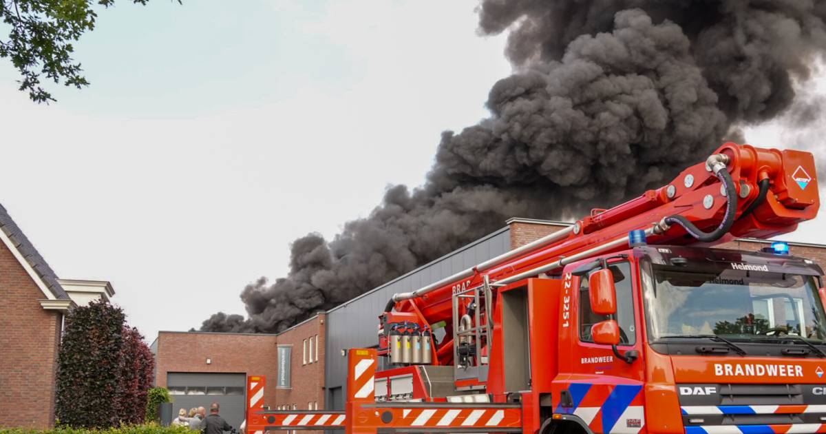 Brand in loods van bouwbedrijf in Milheeze onder controle, dak deels verwoest