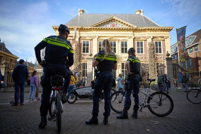Nederlandse politieagenten voor het museum Mauritshuis in Den Haag. Drie mensen werden opgepakt na de actie bij het kunstwerk 'Het meisje met de parel'. Het gaat om drie Belgen.