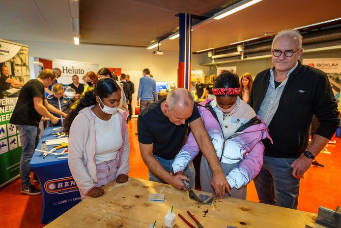 Jos Lok van het nieuwe Regionaal Techniekcentrum in Steenwijkerland probeert leerlingen van het Vakcollege in Emmeloord alvast enthousiast te maken.