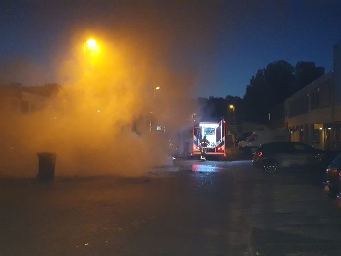 Geparkeerde auto Eindhoven vliegt in brand, mogelijk sprake van