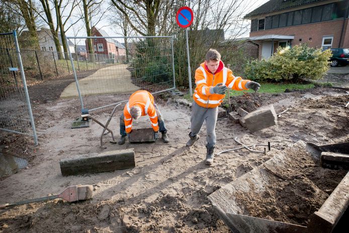 Aanleg van een voetgangerspad door het parkje met speeltuin tussen de Prinsenboschlaan en de nieuwbouwwijk Westrik in Prinsenbeek.