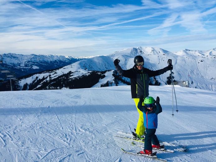 Tom Huyskens met zijn zoontje Teun tijdens de wintersportvakantie in Zell am See, twee jaar geleden.