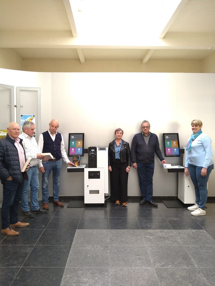 De nieuwe zelfuitleenautomaten in de bib van Meulebeke.