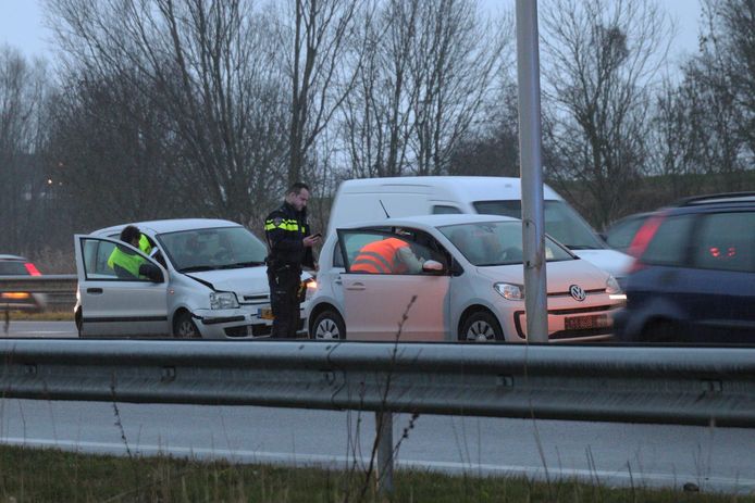 Drie auto’s botsen op elkaar.