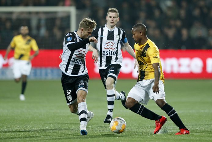 Gervane Kastaneer (rechts) is definitief speler van PEC Zwolle.