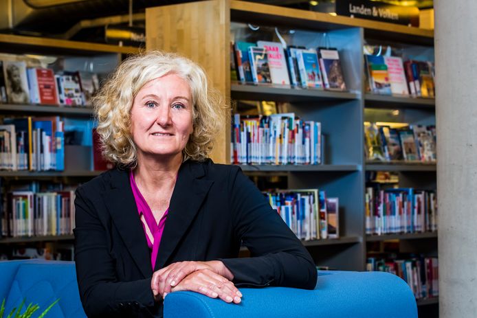 De bibliotheek is een ‘down-to-earth’ organisatie. „Dat informele karakter past goed bij mij. Ik ben niet zo’n directeurstype”, zegt Frederique Westera, de nieuwe directeur van de bibliotheken in Hengelo, Oldenzaal en Hof van Twente.