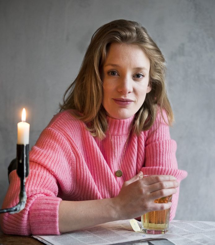 Na een veelbewogen jaar vindt actrice Noortje Herlaar thuis rust aan de eettafel. ,,We lanterfanten nu door het leven. Lekker lang in de speeltuin, daarna pannenkoeken bakken. Zo’n lockdown geeft rust en vrijheid.’’
