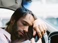 De man zat slapend achter zijn stuur van zijn auto met draaiende motor (stockfoto ter illustratie)