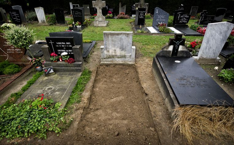 Het graf van Nicole van den Hurk op begraafplaats St. Antonius aan de Boschdijk in Eindhoven. Het lichaam van het meisje werd in 2011 opgegraven in het kader van zogenoemd cold case-onderzoek. Beeld anp
