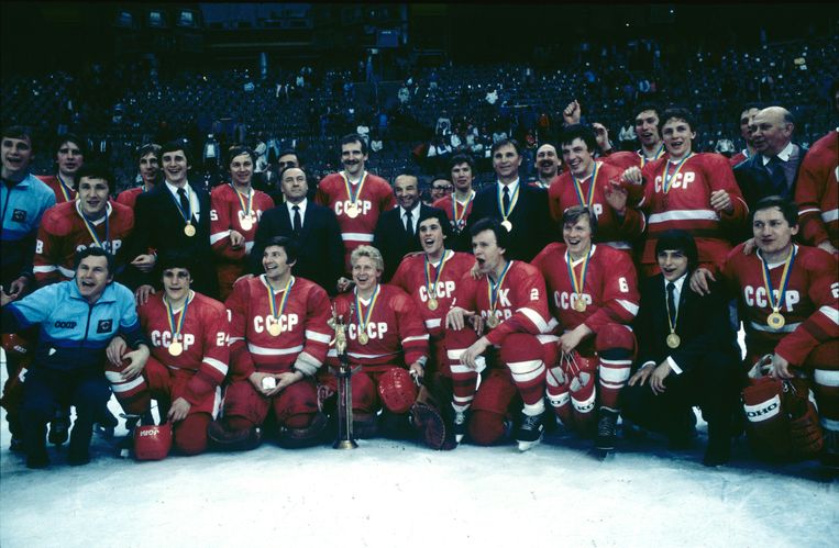 Het ijshockeyteam van de Sovjet-Unie viert de wereldtitel in 1983 in München, na een overwinning tegen Tsjechoslovakije. Beeld ullstein bild via Getty Images