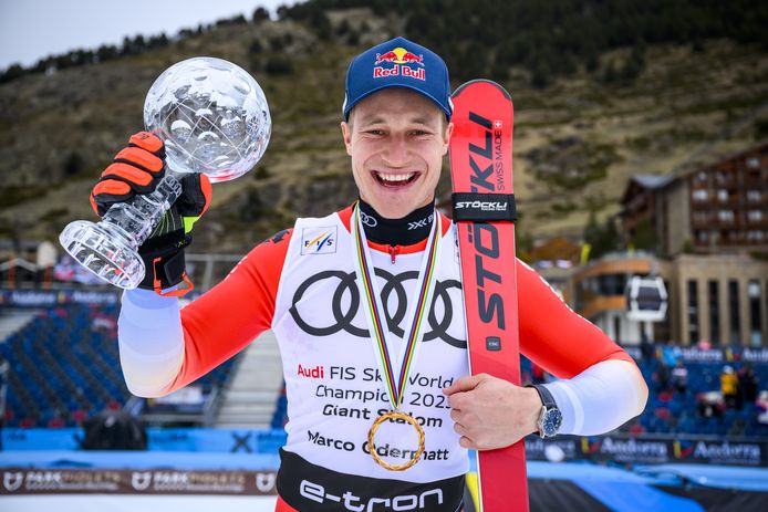 Marco Odermatt na de medailleceremonie met de bokaal van de zege die hij behaalde in Andorra.