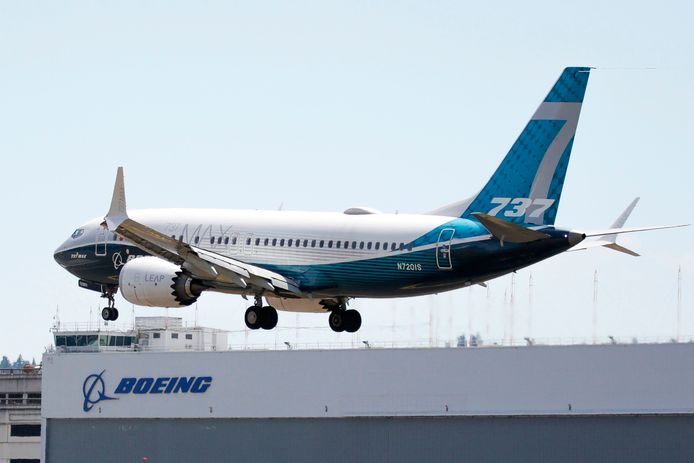 Een Boeing 737 Max landt na een testvlucht op het fabrieksterrein in Seattle.