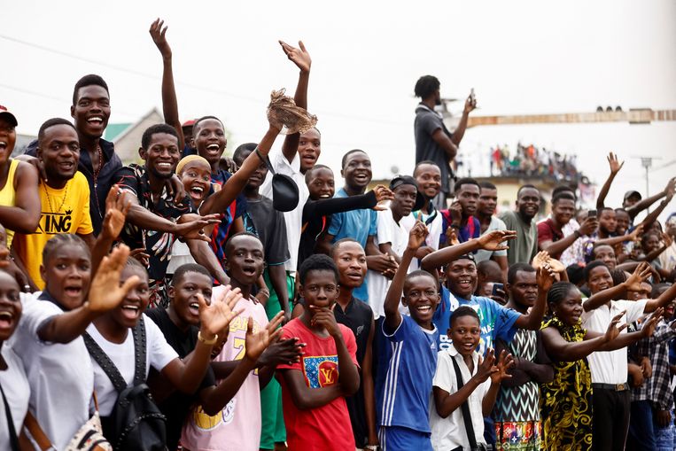 Mensen langs de route juichen de paus toe in Kinshasa. Beeld Reuters