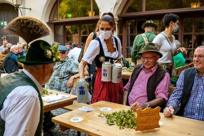Het dirndl-kostuum is dit jaar uitgebreid met een mondkapje.