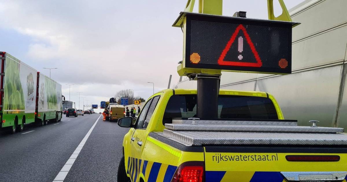 Rijstrook afgesloten op A73 door ongeluk: verkeer moest omrijden.