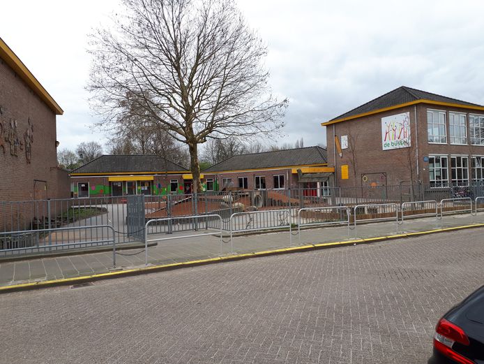 Basisschool De Bussel in Vlijmen barst  uit z'n voegen. Dit jaar moet duidelijk worden waar de nieuwbouw komt. Ook andere scholen moeten duidelijkheid krijgen: wat gaat er met hun gebouwen gebeuren.