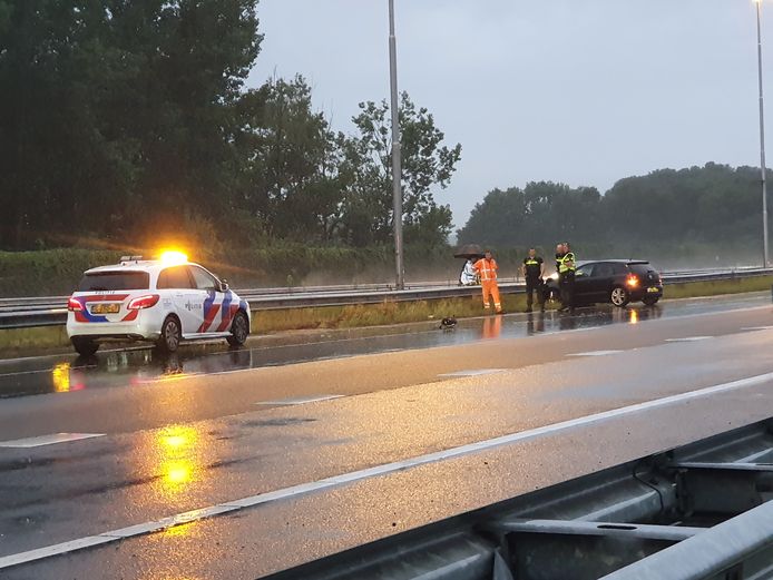Op de A1 tussen Deventer en Apeldoorn kwam een auto in de vangrail midden in een bui.