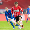 Ritsu Doan gaat langs Mike van der Hoorn tegen FC Utrecht.