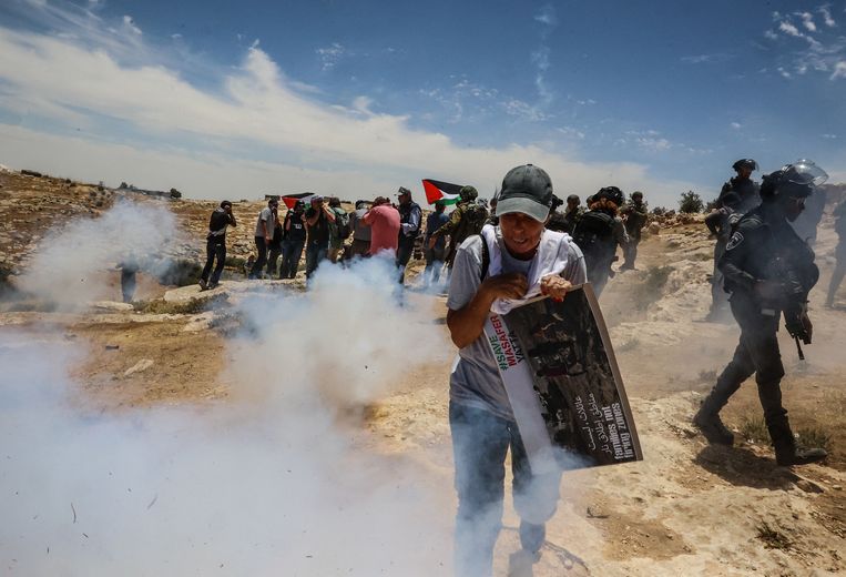 Een protest tegen de verdrijving van de inwoners van Masafer Yatta werd eerder dit jaar hardhandig opgebroken door de Israëlische grenspolitie. Beeld ANP / AFP