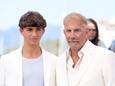 Kevin Costner met zijn zoon Hayes op het filmfestival in Cannes.
