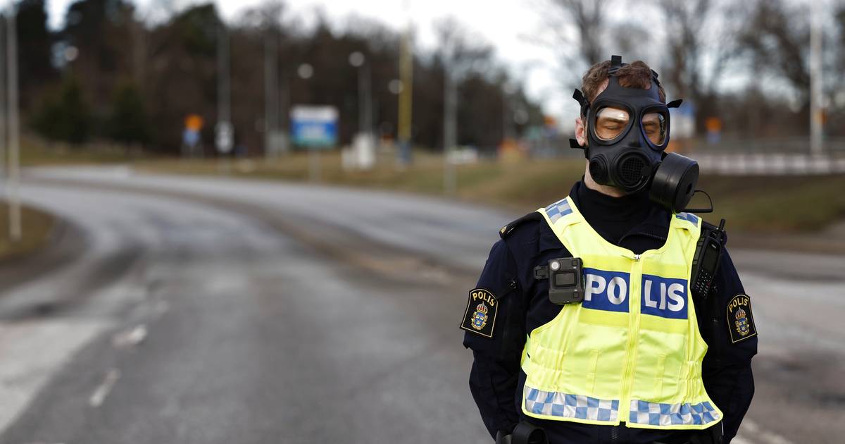 Офицеры надели противогазы в качестве меры предосторожности после подозрительной ситуации в штаб-квартире шведской разведки |  снаружи