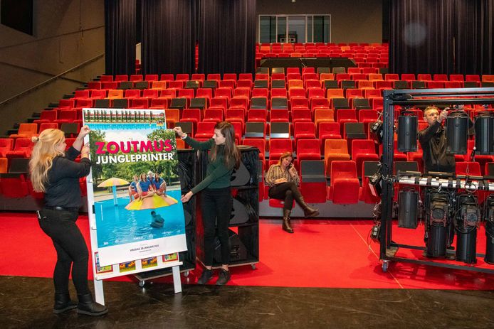 Vrijdag speelt in theater Veluvine in Nunspeet alweer de eerste voorstelling sinds de versoepelingen, dus het team is druk bezig om het theater op orde te krijgen. Directeur Hannelore Leusink (bellend): ,,We voeren even crisismanagement.”