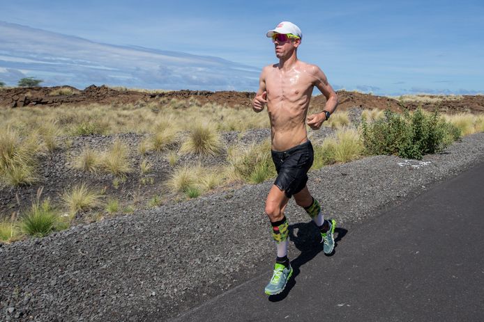 Afgetraind is haast een understatement. Messcherp staat Van Lierde, hier tijdens een van zijn laatste looptrainingen door het maanlandschap op Hawaï.