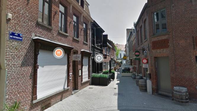 Jongeman gooit bierflesje naar agent tijdens interventie in uitgaansbuurt: “Meer respect voor politie nodig”