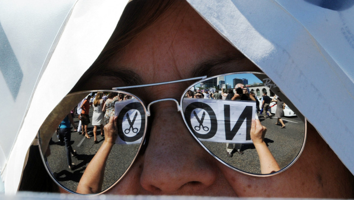 Spaanse overheidswerknemers protesteren tegen de forse bezuinigingen. Beeld afp