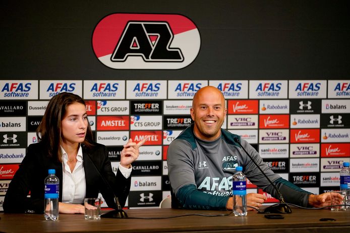 Arne Slot tijdens de persconferentie voor de Europa League-play-off tegen Antwerp.