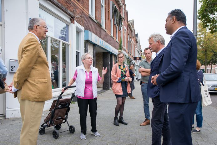 Burgemeester Aboutaleb en Richard Moti aan de wandel in Carnisse, samen met Herman Bolhaar (rechts naast Moti).