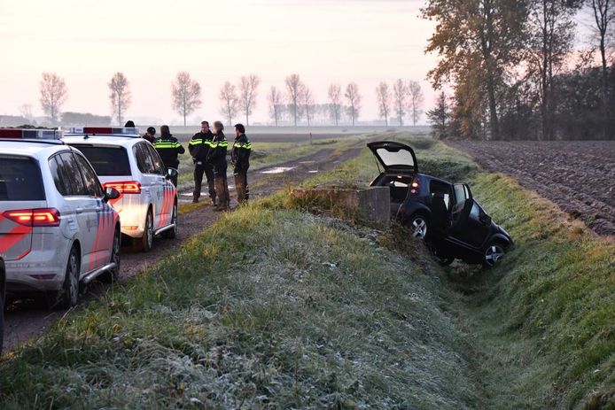 Op de onverharde weg raakte de macht over het stuur kwijt.