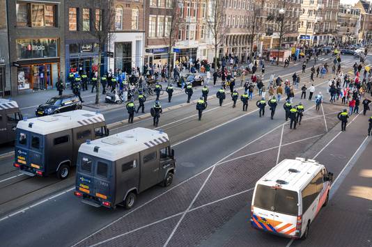 De Mobiele Eenheid ontruimt het Museumplein. Dat gebeurt nadat de Amsterdamse driehoek van politie, justitie en burgemeester een demonstratie tegen de coronamaatregelen heeft ontbonden. 