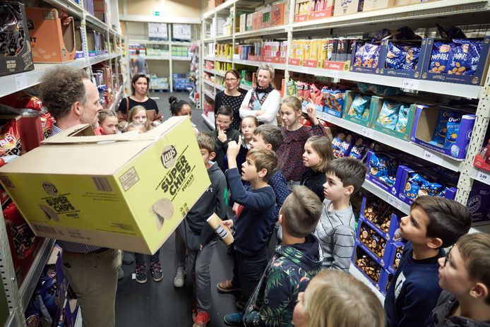 Bas en zijn klasgenoten kregen een rondleiding in Colruyt.