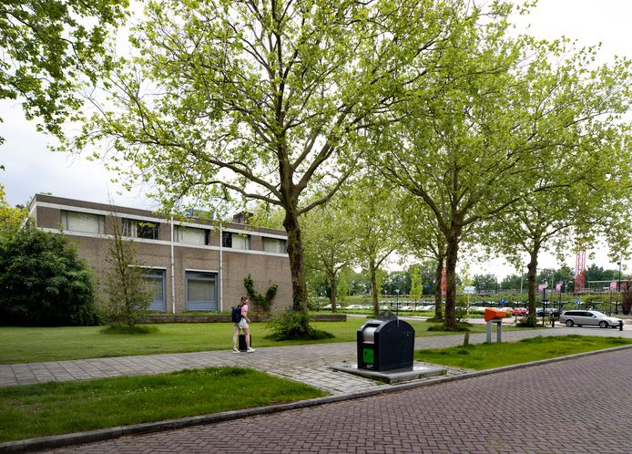 Het voormalige GGD-gebouw in Geldrop tegenover het station. Over drie maanden biedt het onderdak aan circa 45 Oekraïeners.