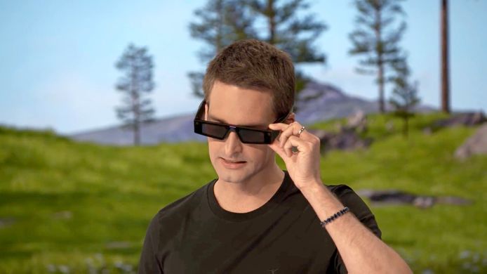 Snapchat-ceo Evan Spiegel met de Spectacles tijdens een presentatie in Los Angeles, vorig jaar.
