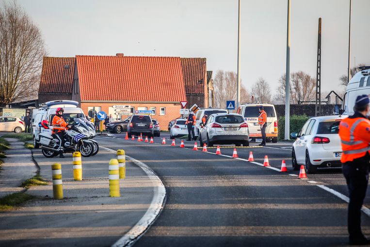 Grootschalige politiecontroles aan de snelwegen in West- en Oost-Vlaanderen, hier in Ruddervoorde aan de E403.  Beeld Benny Proot
