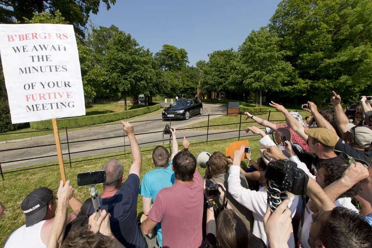 Demonstranten protesteren nabij de ingang van het domein in Watford, ten noorden van Londen. Beeld AFP