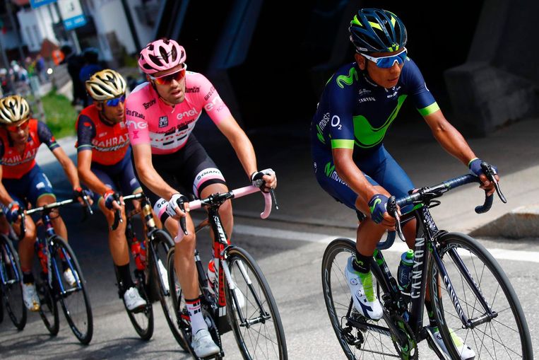Nibali (l) en Quintana (r) halen Dumoulin in na zijn ontsnapping op weg naar Ortisei. Beeld afp