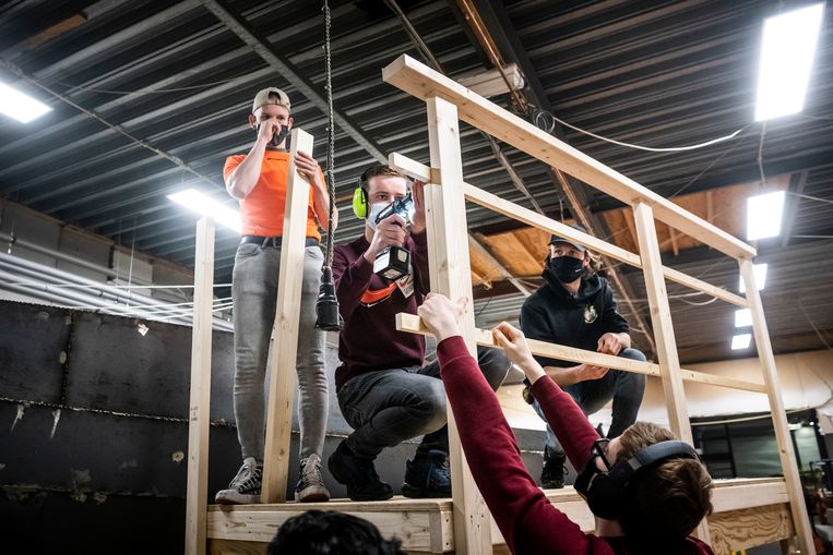 In een werkplaats in Groningen bouwen mbo-studenten een sloep. Beeld Kees van de Veen