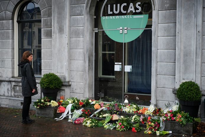 De bloemenzee voor de deur van Lucas Drinkwinkel aan de Grote Markt in Schiedam.